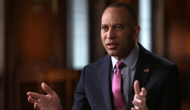 Democrat leader Jeffries: "Pro-Putin faction" in GOP delayed Ukraine aid