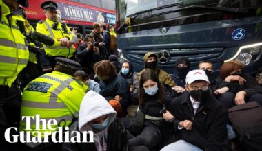 Protesters block coach taking asylum seekers to Bibby Stockholm in London