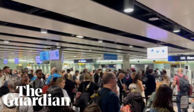 'Nothing ever works': UK passengers delayed at airport passport control after e-gates fail