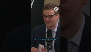 Ben Riley-Smith shows off Keir Starmer's pledge card | The Daily T