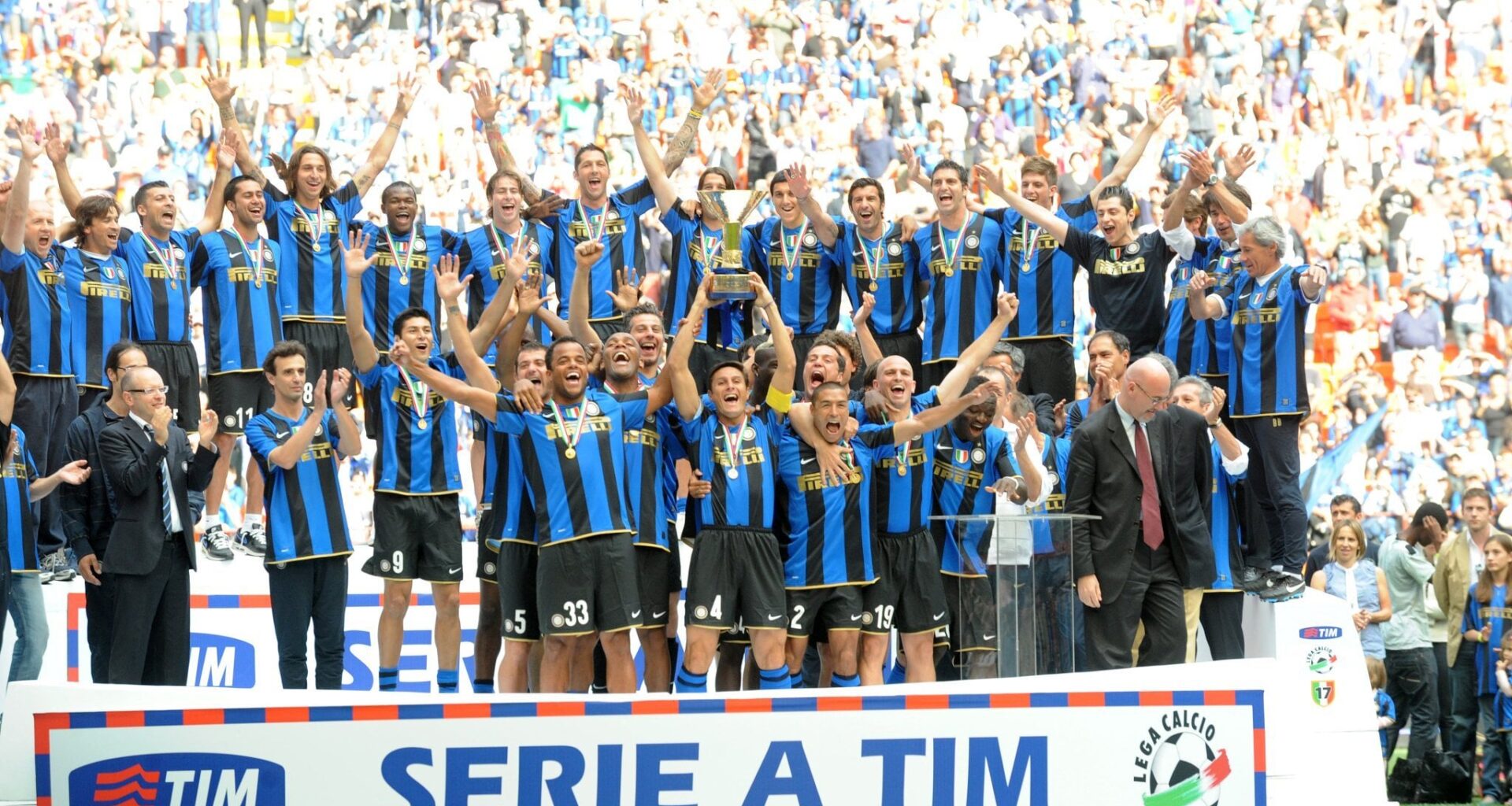 [Inter] On this day, the 2008/09 Scudetto was officially coloured black and blue 🎨🖤💙