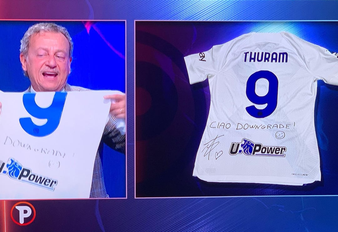 [Mari] Marcus Thuram gave Sandro Sabatini a signed shirt with “Hello downgrade” (He said Inter downgraded by signing Sommer, Bisseck, Frattesi and Thuram) and Sabatini will auction it for charity!