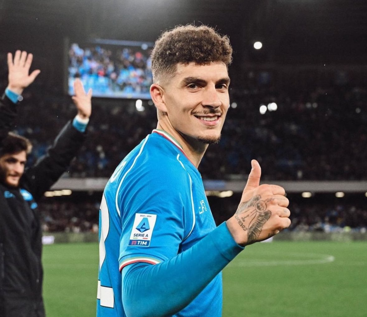 [Romano] Giovanni Di Lorenzo wants to leave Napoli this summer, his agent confirms. “He doesn’t feel the confidence so yes, Di Lorenzo is ready to leave, we informed the club”, Giuffredi told TvPlay.  “The president De Laurentiis is open to selling Giovanni in case of good bid”.