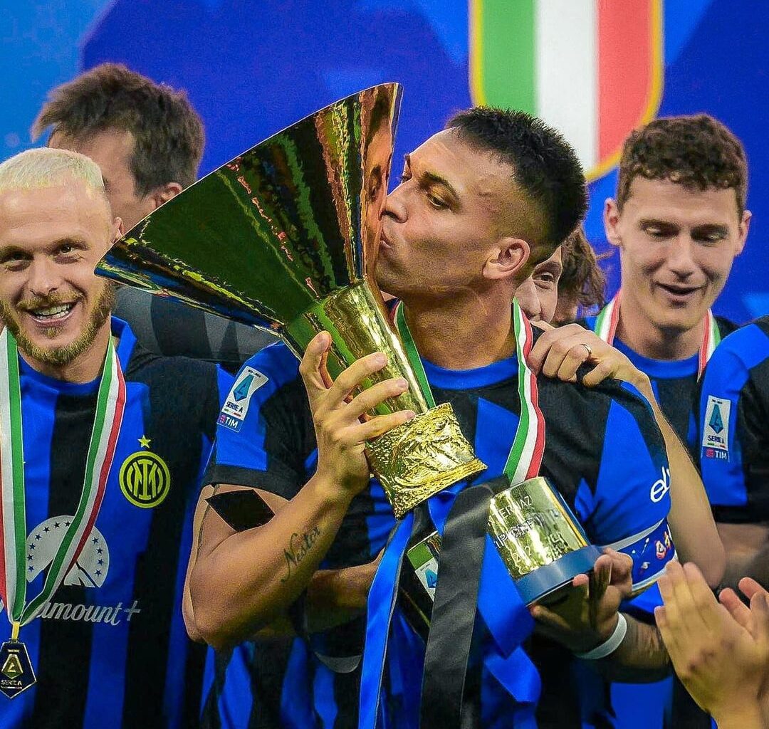 [FCIM PICTURES] Pictures of our guys holding the Scudetto trophy ⚫️🔵