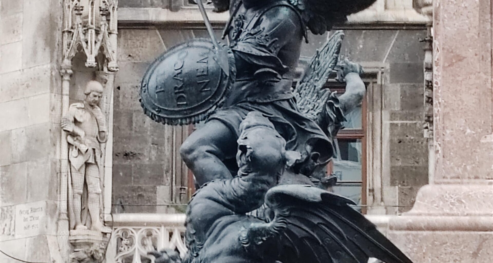 " Putto " fighting a dragon ( famine ) . St. Mary´s column, Munich .