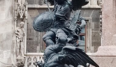 " Putto " fighting a dragon ( famine ) . St. Mary´s column, Munich .