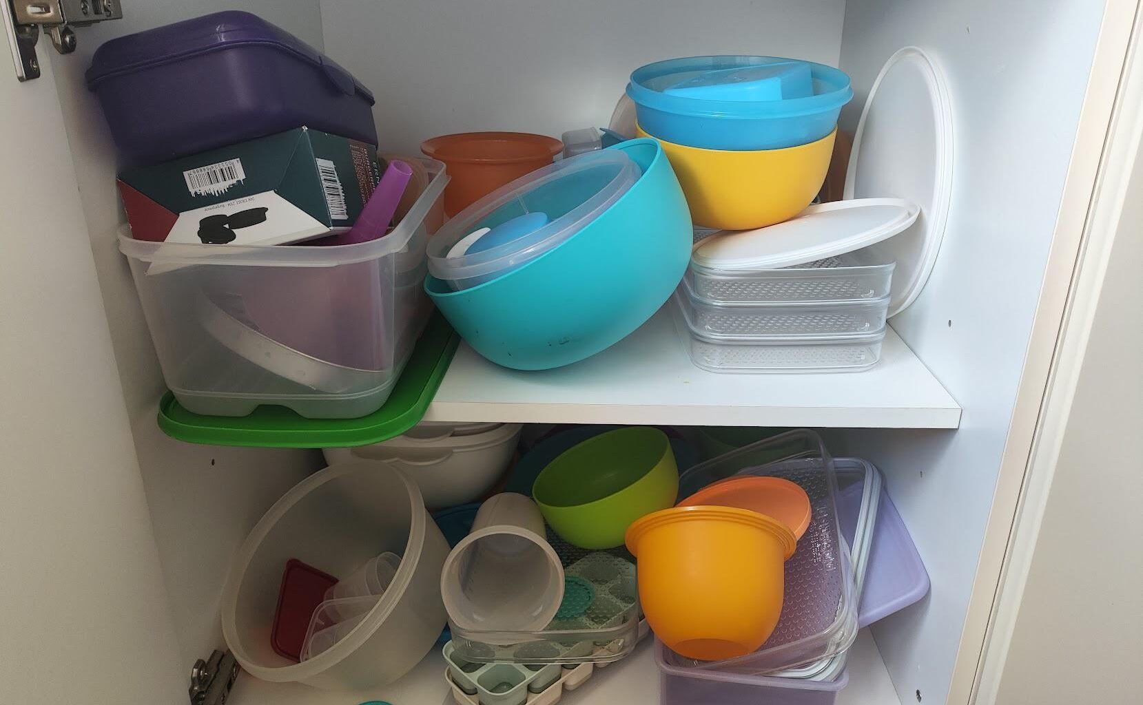 Wie ordnet ihr eure Tupperware? Habt ihr Tipps oder Tricks, damit das nicht so aussieht?