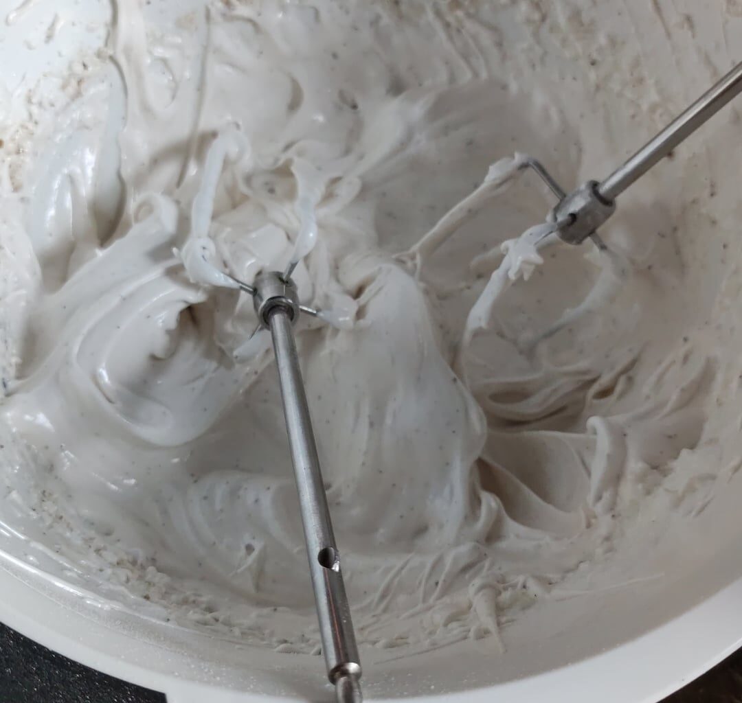 Wieso geht mein Eischnee nicht auf??? Wollte Baiser machen bin stink Sauer. Eier sind auf Zimmer Temperatur sauber getrennt keine fette hab vorher alles sauber gemacht und das scheiß zeug geht nicht aif :=wollt mairinge machen.