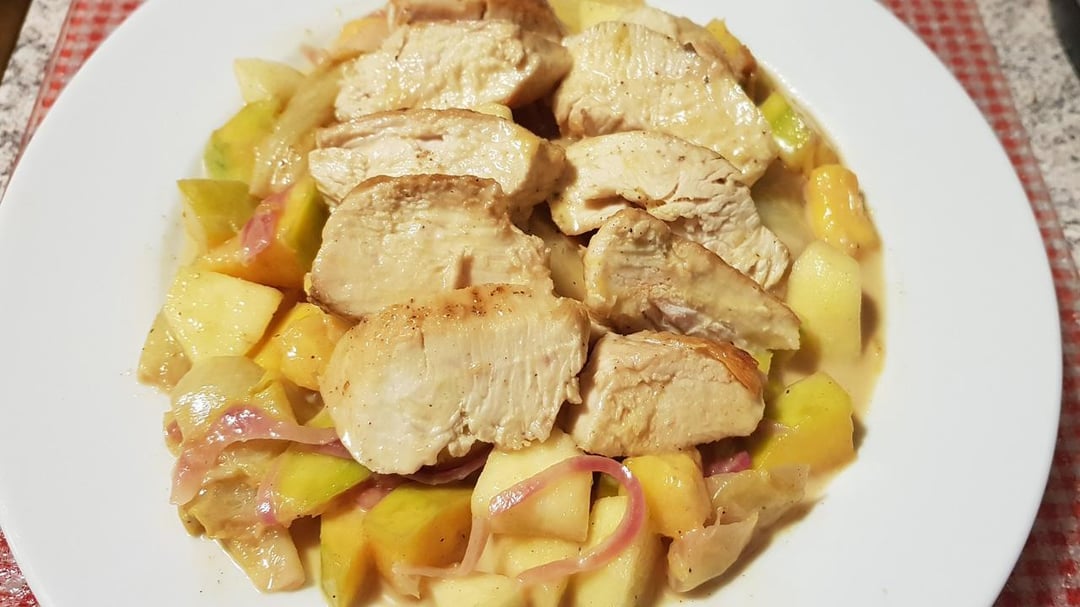 Exotischer Chicoree-Mango Salat mit Hähnchenbrust