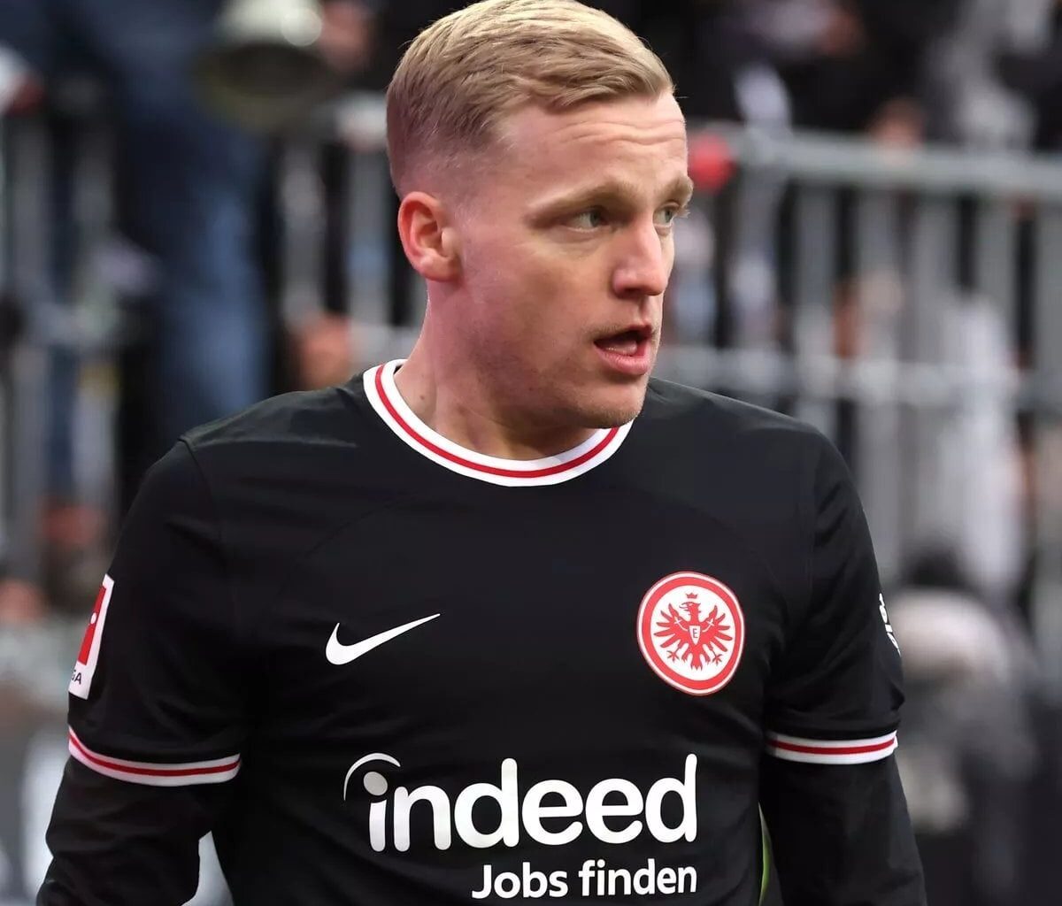 [Inter Xtra] Inter has shown interest in Manchester United midfielder Donny van de Beek, currently on loan at Eintracht Frankfurt [via @fichajesnet]