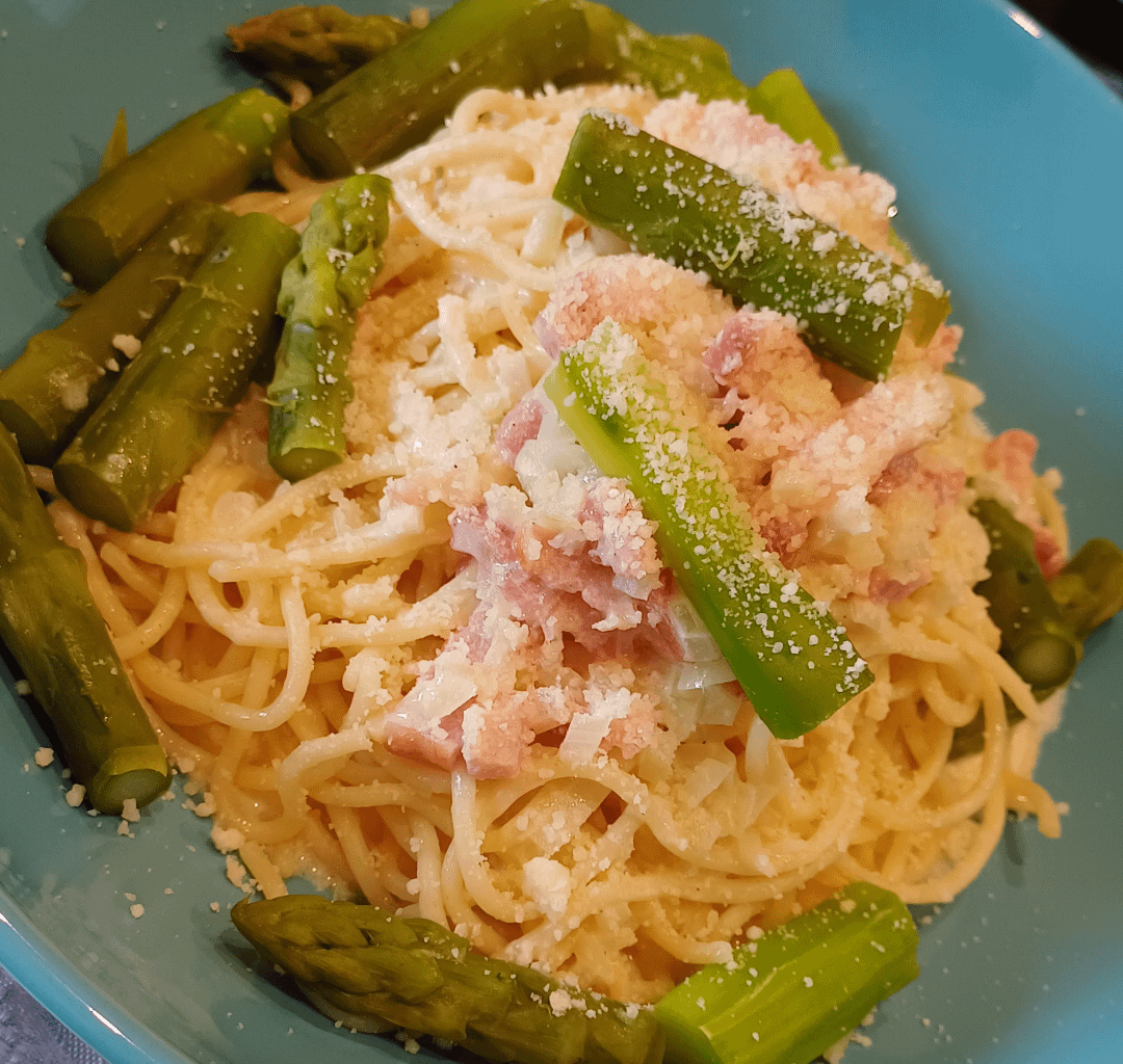 Spaghetti mit grünem Spargel und Schinken