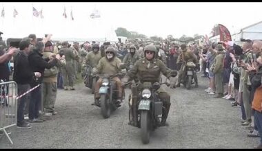 Le défilé de motos de la Seconde Guerre mondiale célèbre l'anniversaire du jour J