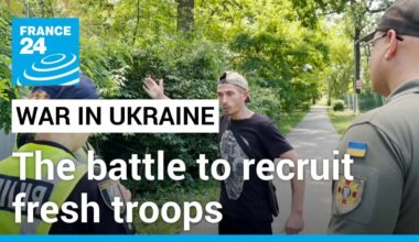 Insults and resistance: On the streets with Ukraine’s military recruitment officers • FRANCE 24