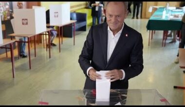 Pologne : le parti de Donald Tusk conserve son avance sur le PiS