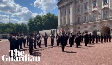 Taylor Swift's Shake It Off played during changing of the guard at Buckingham Palace