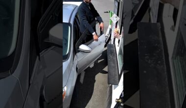 Seattle: Barista smashes aggressive customer's windscreen with a hammer