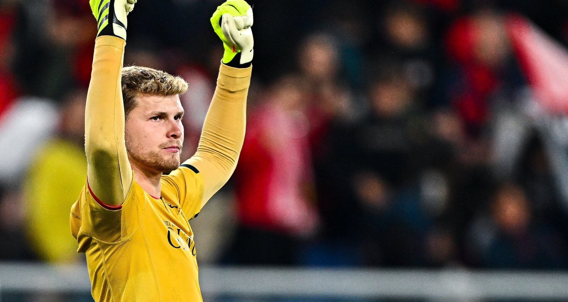 [Fabrizio Romano]: Inter have agreed on personal with Spanish GK Josep Martínez.Talks now at advanced stages between clubs with opening proposal made: €10m plus one player, as expected.↪️ Oristanio, Satriano, Pio Esposito and Zanotti have been discussed with Genoa.