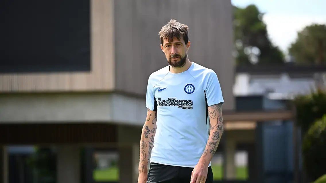 [Official] THE FITNESS OF ACERBI - This morning, Acerbi underwent surgery to reinforce the right inguinal wall at the Humanitas Clinical Institute in Rozzano. The surgery was successful.  After a period of rest, agreed upon with the Inter medical staff, Acerbi will begin the rehabilitation phase.