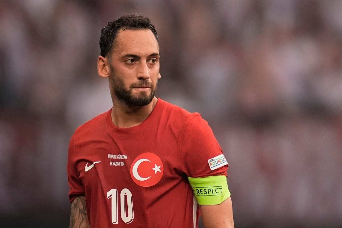 [Plettenberg] Hakan Çalhanoğlu is not a hot topic at Bayern, move is unlikely. The name has been discussed, there was contact with his management, but no talks with Inter. João Palhinha remains the priority, but Bayern are exploring other alternatives (including Amadou Onana)