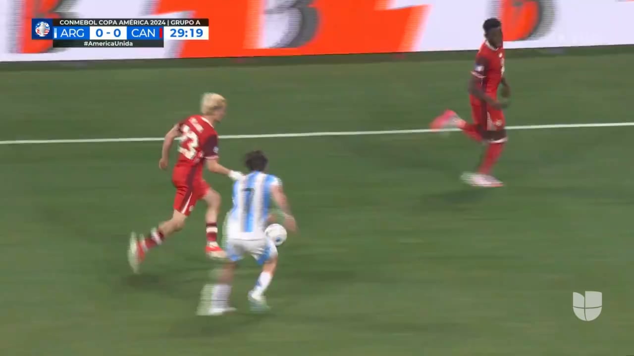 [TUDN USA] Tajon Buchanan has a great chance inside the box, but his shot goes well wide of the right post in Argentina-Canada 30’