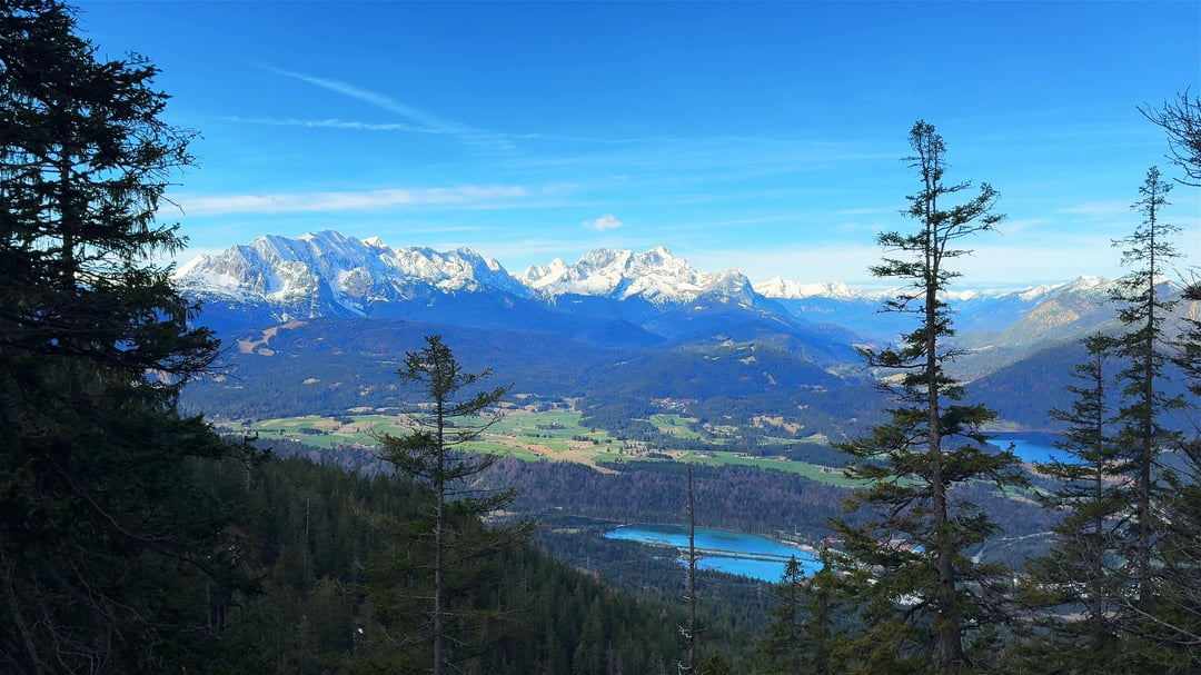 View of the Wetterstein mountains above the Isar reservoir at Krün in Bavaria during a hike towards peak Seinskopf in April this year. Now in summer, a beautiful region for hiking, walking and cycling. 🌿⛰️ All that are interested in more details can find virtual insight into the tour in my profile.