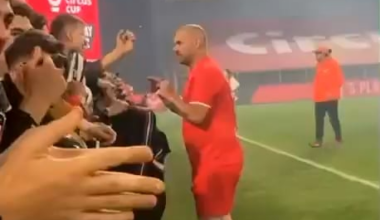 [Solo ed esclusivamente INTER] The Juventus fans sing “chi non salta interista è” and Sneijder responds like this 🖤💙