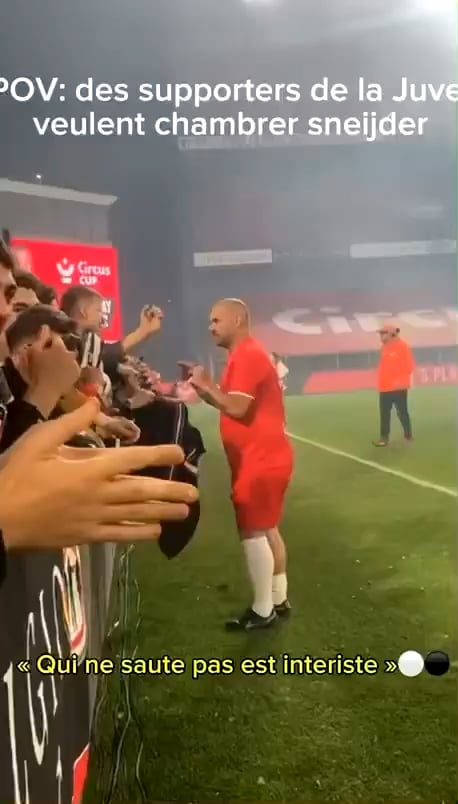 [Solo ed esclusivamente INTER] The Juventus fans sing “chi non salta interista è” and Sneijder responds like this 🖤💙