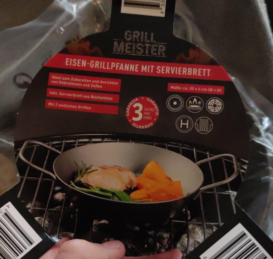 Im Gas Grill eingebrannt! Ne kleine Eisen Pfanne von Lidl heute geholt für nen 10er sieht doch ganz Cool aus nach dem Einbrennen oder? Ich habe Rapsöl verwendet.