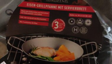 Im Gas Grill eingebrannt! Ne kleine Eisen Pfanne von Lidl heute geholt für nen 10er sieht doch ganz Cool aus nach dem Einbrennen oder? Ich habe Rapsöl verwendet.