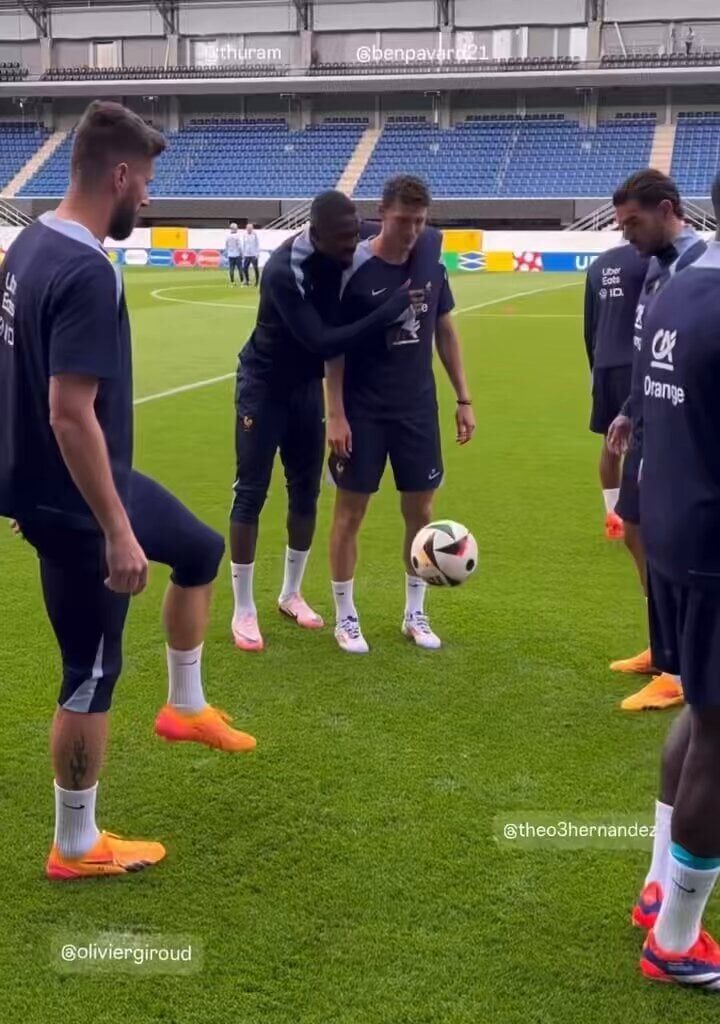 [👑🐉 Perisnitch 🌟🌟 (@snajaths) on X]: Pavard passing the ball between Theo and Giroud, Thuram tho ♥️