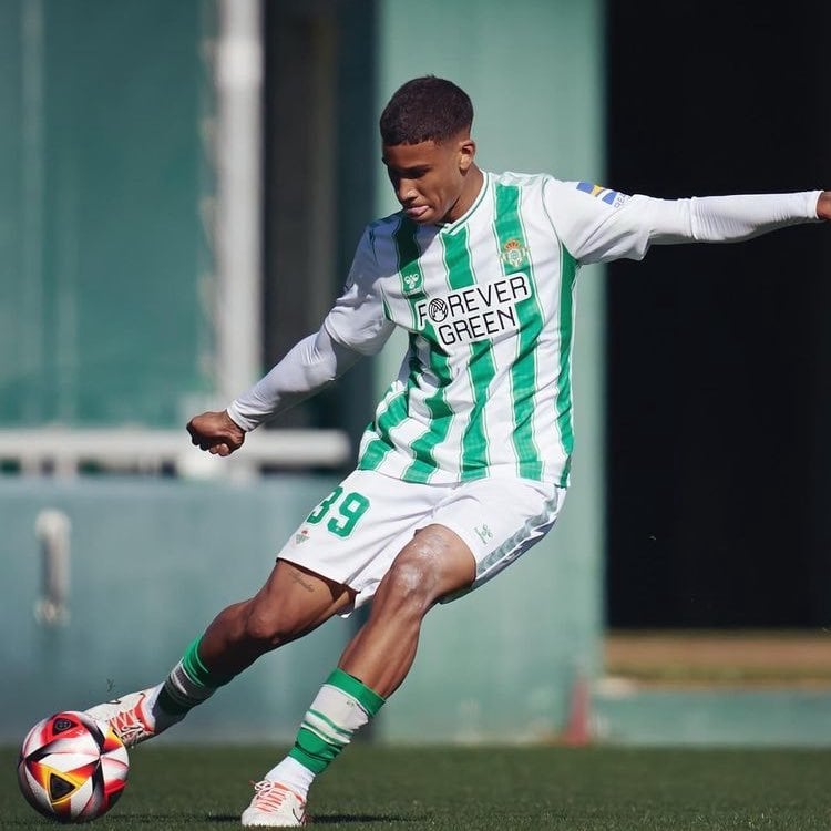 [Moretto] Negotiations continue between Inter and Real Betis for Álex Pérez- the clubs are in ‘constant contact’. The defender is pushing for Inter. If the clubs cannot reach an agreement, Pérez will see out his contract and join for free in a year.