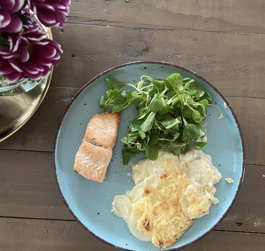 Kartoffelgratin mit Lachs und Feldsalat