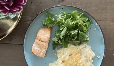 Kartoffelgratin mit Lachs und Feldsalat