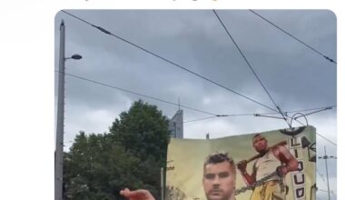 Some Dutch fans brought the iconic Denzel-Theo dog banner to the Netherlands-France match 😂😭