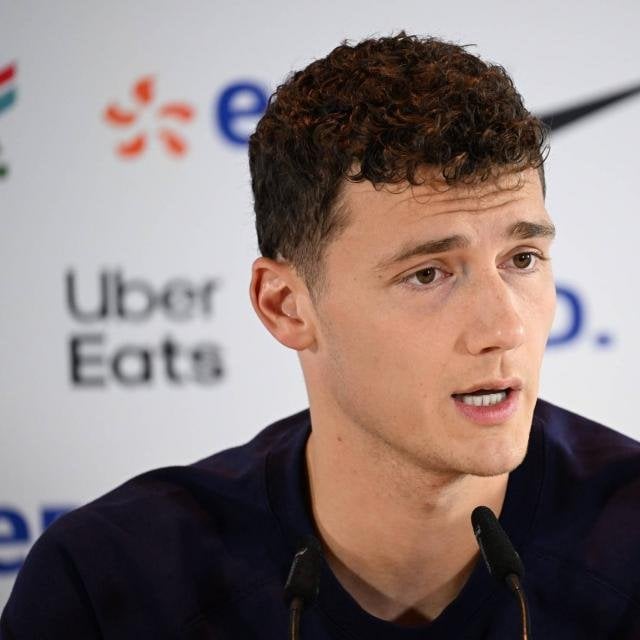 Benjamin Pavard on how Deschamps uses him: "He puts me on the left side, of the bench"