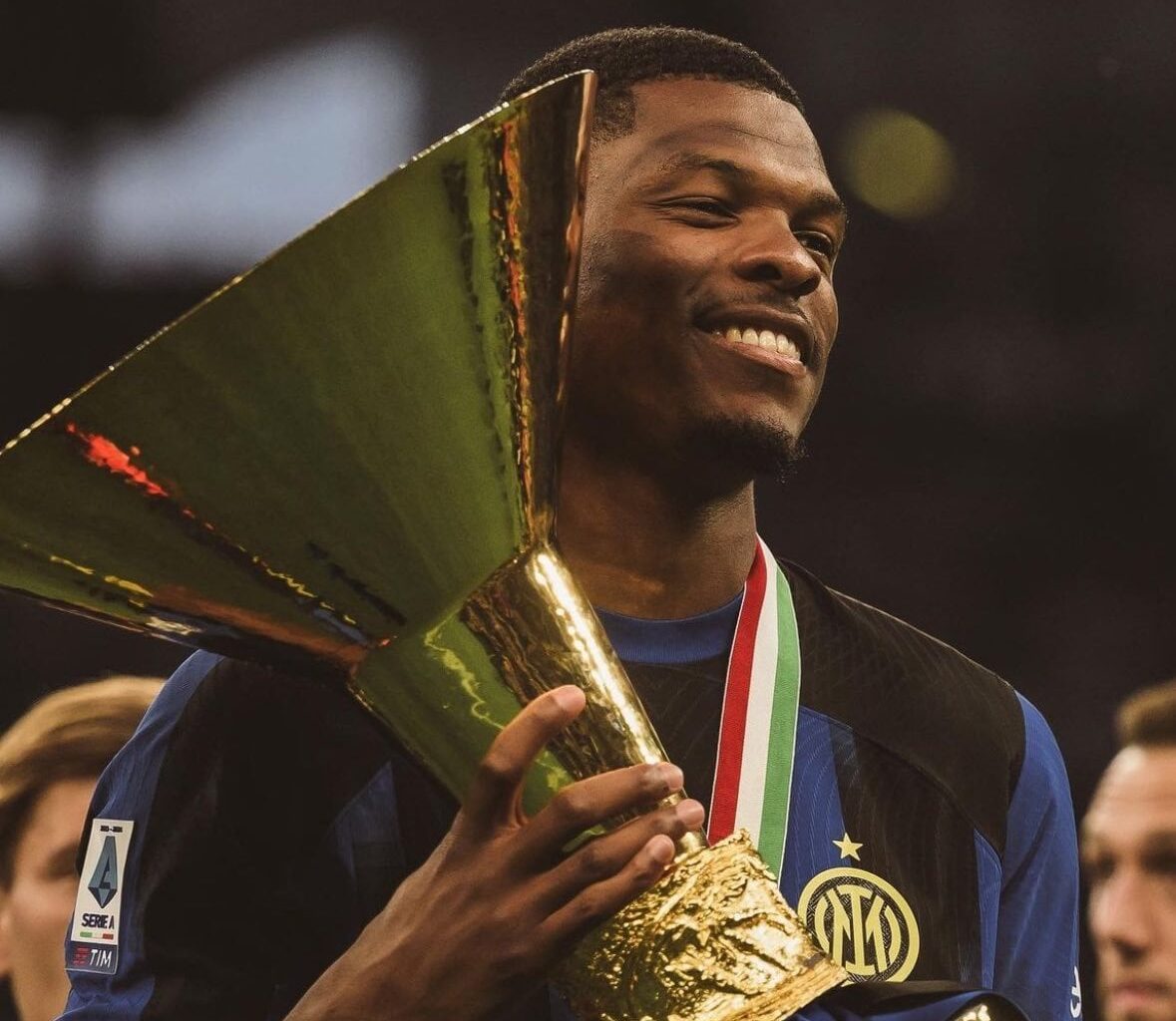 [Romano] Inter director Ausilio on Dumfries due to expire in June 2025: “Denzel has told me he wants to stay. He’s happy to continue here”.  “We will discuss his contract soon”.  “In case there will are new proposals, we will talk with Denzel but he’s happy here”, told Sky.