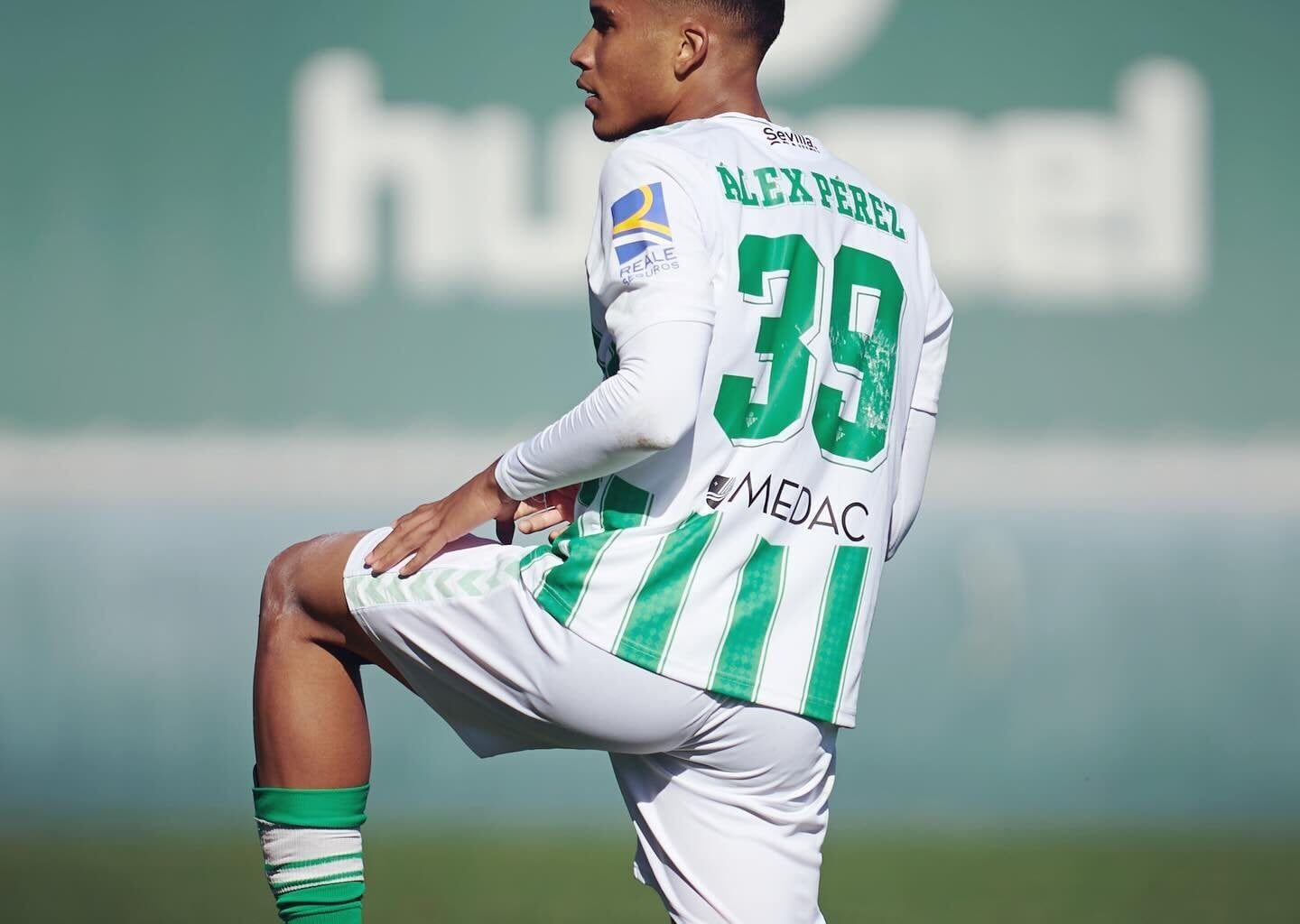 [Mari] After Topalovic, Inter also wants to try to sign Alex Perez, Spanish defender born in 2006 for Betis. The player would join the Primavera but with first team prospects. Cost: €2-3M. Formula: loan with obligation to buy, renewal with Betis is needed first given the deadline in 2025. @GuarroPas