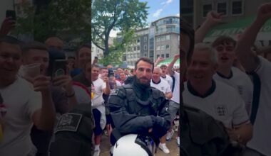 Southgate-Doppelgänger? Englische Fans feiern deutschen Polizisten 👮 #em2024 #shorts