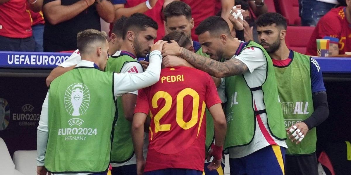 [Ferran Martinez] Tests performed on Pedri this morning confirmed an internal lateral sprain in his left knee that will require between 4-6 weeks of recovery.