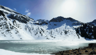 The two frozen mountain lakes inside the Soiern cirque near Krün in Bavaria, Germany, mid April this year. ❄️ A beautiful nature environment that is well worth a hiking tour, especially now in summer. ☀️ Anyone interested can delve deeper into the serene atmosphere of that day at my profile. ⛰️