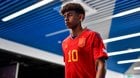 [SEFutbol] Last year, Lamine Yamal scored a similar goal to today in the Under-17 Euro against France