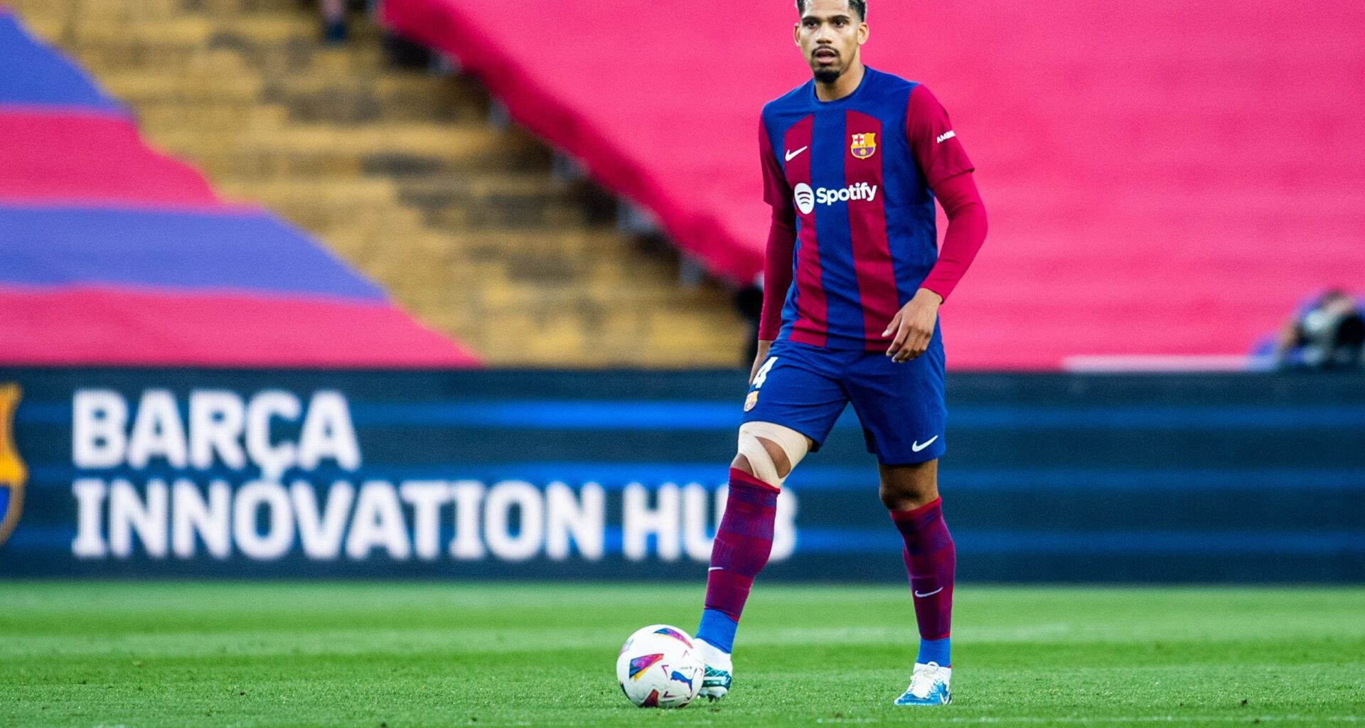 OFFICIAL: Tests carried out at the Ciutat Esportiva Joan Gamper have shown that Ronald Araujo has a tendon injury in his right hamstring. In the coming days he will undergo a surgical procedure at the hands of Dr. Lasse Lempainen, under the supervision of the Club’s medical staff.