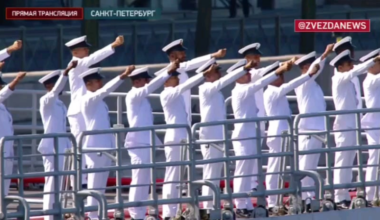 Russian sailors are saluting in a very "interesting" way to putin