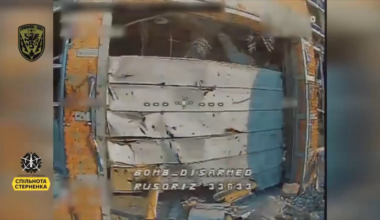 A Ukrainian FPV drone flies inside a large building and round a corner to hunt out Russian troops inside. One is hit almost directly.