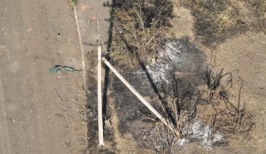 Two Russians hiding in bushes are hit with an FPV drone, one is fatally wounded and the other throws his machine gun and runs away. Video by the Strike Drone Company (47 OMBr).