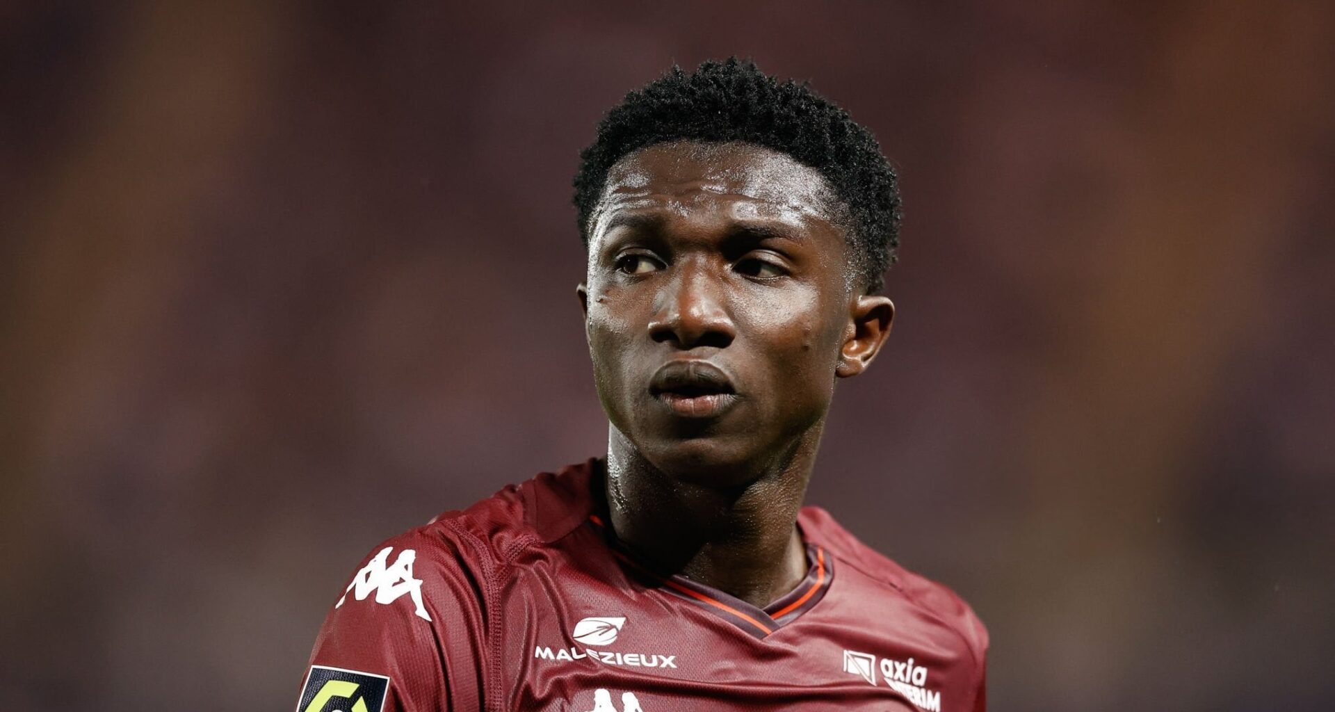 Lamine Camara from FC Metz may be a cheap option for FC Barcelona in the context of strengthening the center of the field. It is valued at 10-12M euros. The player would love to join Barca. [@tjuanmarti]