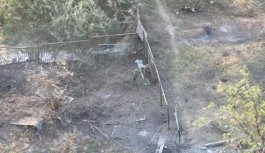 2 Russian soldiers attempt to fend off an FPV drone.