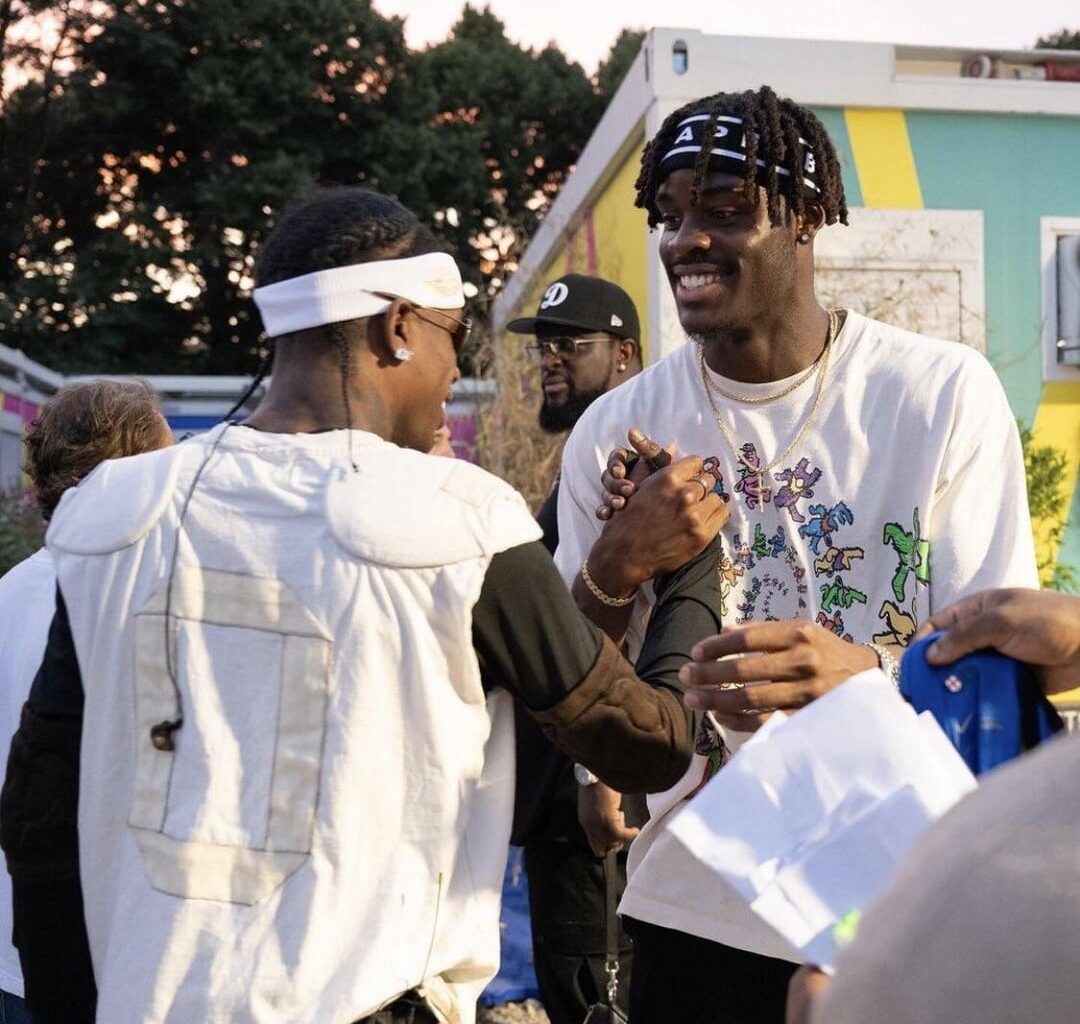 Yann Bisseck linked up with Travis Scott to hand him a new & personalized Inter home kit! 🖤💙