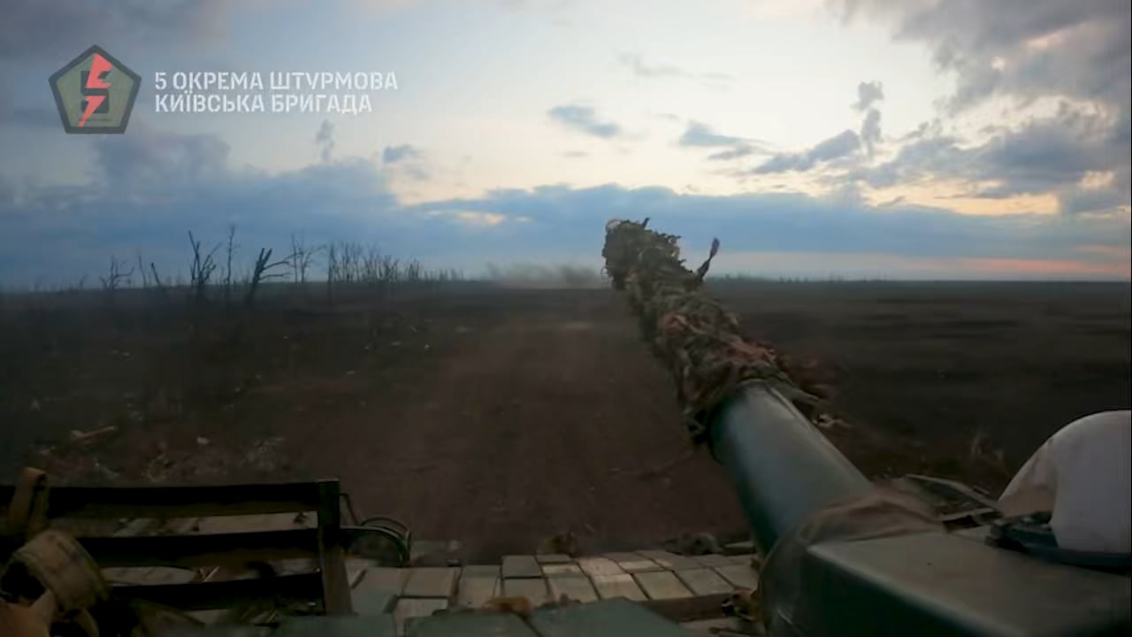 Tank from the 5th Assault brigade firing on Russian position protecting a BMP while being under very heavy shelling somewhere near Bakhmut