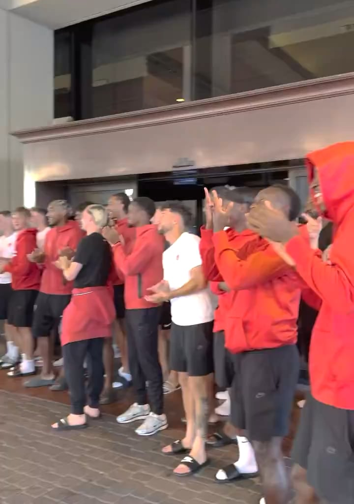 [TSN] All of Team Canada greets Tajon Buchanan as he returns to the team’s hotel ahead of their game tomorrow night 🙌🇨🇦 (🎥: @CANMNT_Official)